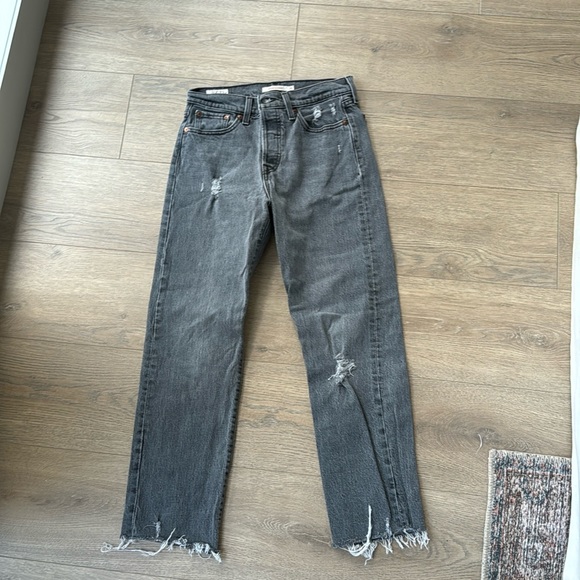 Levi’s denim wedgie straight fit jeans in black distressed size 26 - Picture 2 of 5